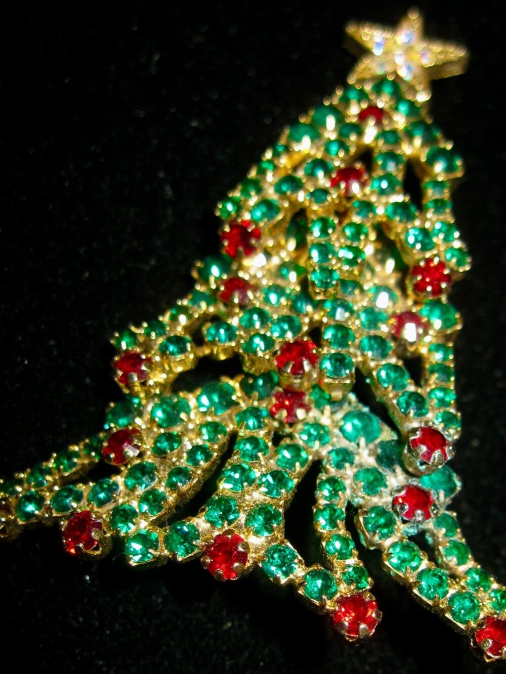 KIRKS FOLLY VINTAGE/SIGNED CHRISTMAS TREE BROOCH W/LOTS OF SPARKLING STONES